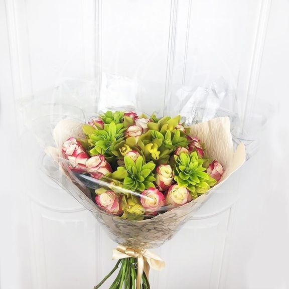 Букет 15 роз с орхидеями и шуазией (чойсия)