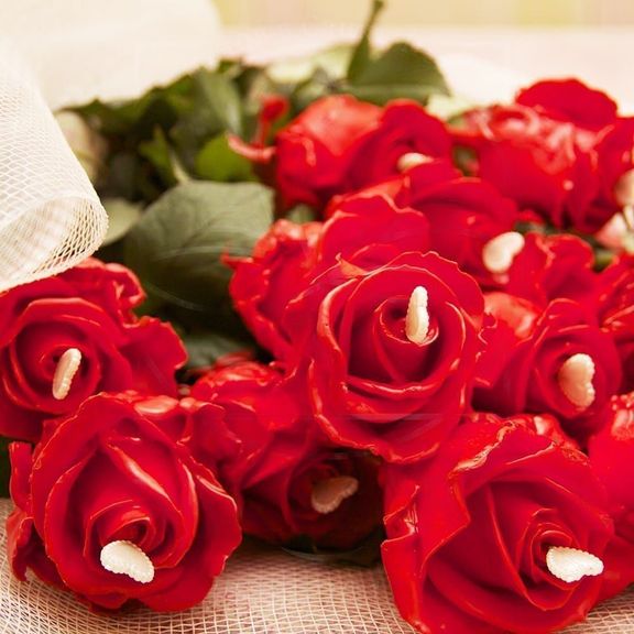 Букет 17 красных восковых роз с сердечком