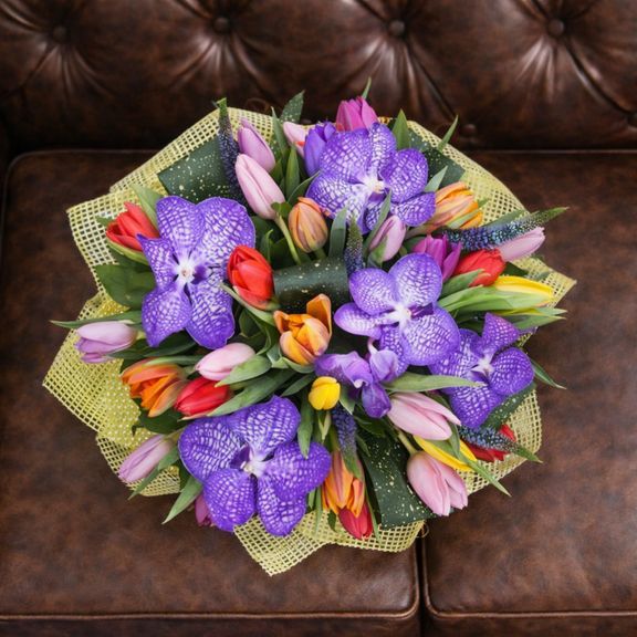 Букет 25 тюльпанов с орхидеями ванда