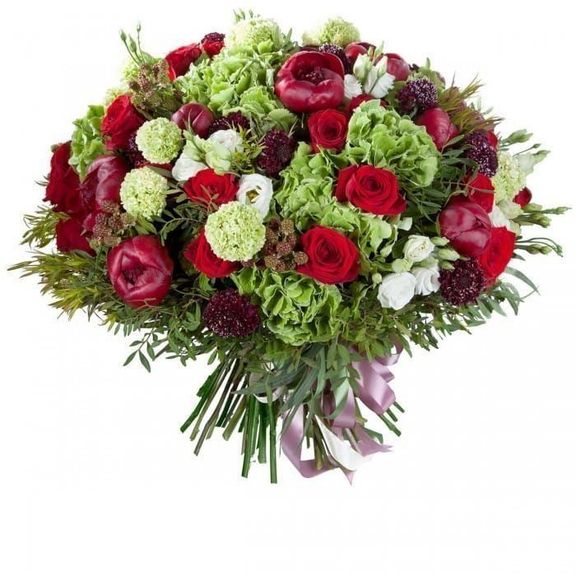 Букет 15 красных пионов с розами, гортензией, скабиозой и эвкалиптом