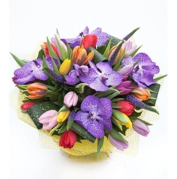 Букет 25 тюльпанов с орхидеями ванда