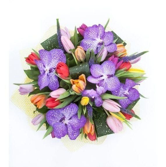 Букет 25 тюльпанов с орхидеями ванда