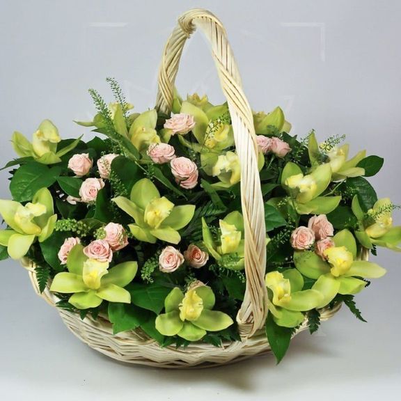 Корзина кустовых роз с орхидеями (Premium)