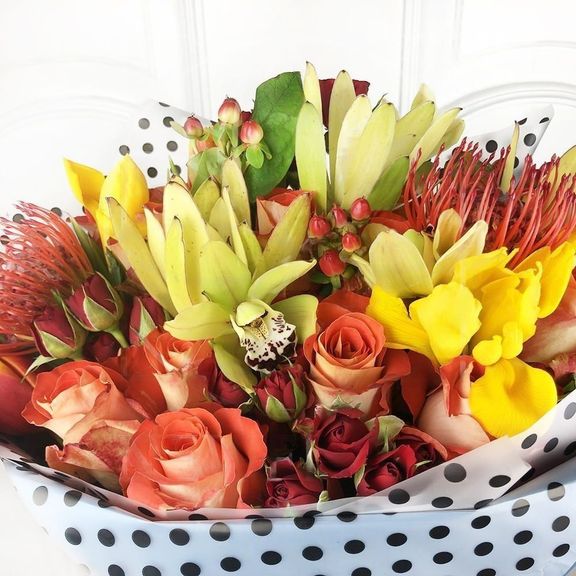 Букет кустовых роз с протеями и орхидеями