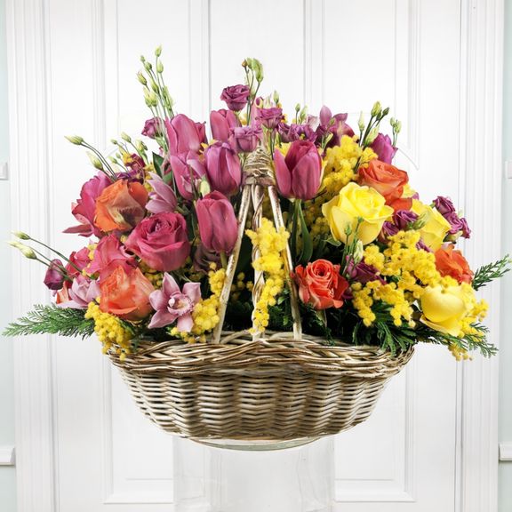 Корзина цветов с мимозой, розами, тюльпанами, орхидеями и зеленью