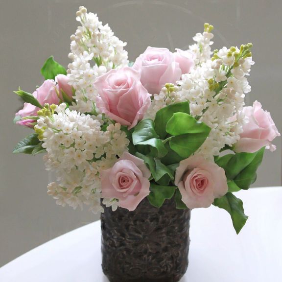 Композиция керамических (фарфоровых) роз с сиренью из полимерной глины