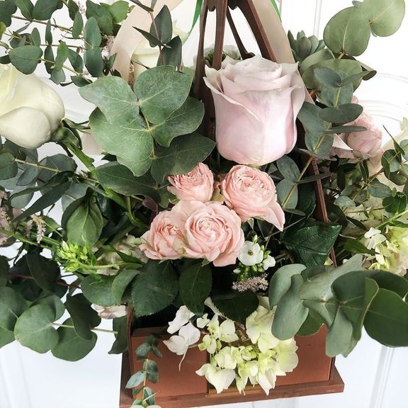 Цветочная сумочка с розами, астильбой и гортензией