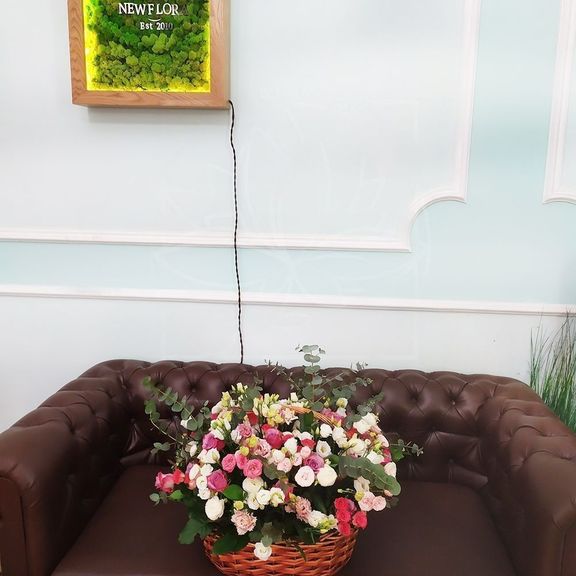 Корзина цветов с розами, гортензией, пионами и зеленью 60×50см