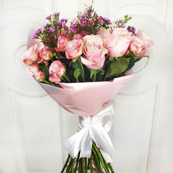 Букет 13 роз Pink Mondial (Premium) с кустовыми розами и ароматным хамелациум