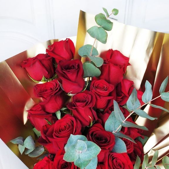 Букет 25 красных роз с эвкалиптом в золотой упаковке (заказчик Porsche Pulkovo)