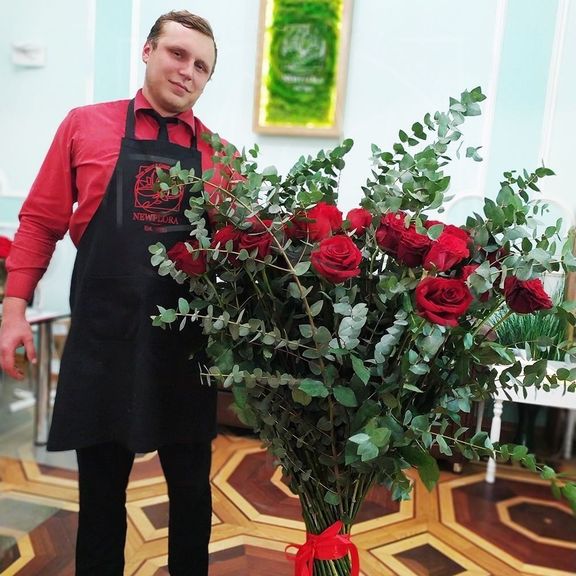 Букет 69 красных роз высотой 130см с гигантским эвкалиптом