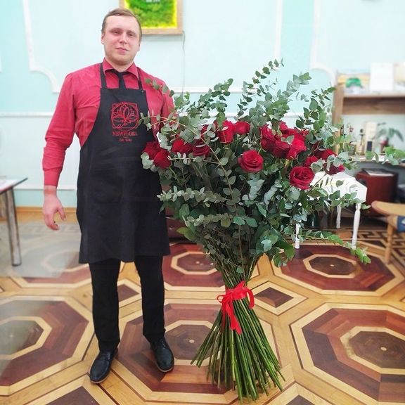 Букет 69 красных роз высотой 130см с гигантским эвкалиптом