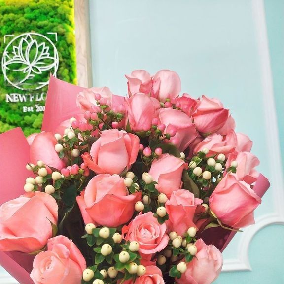 Букет 23 коралловые розы с гиперикум (цвет года 2019 по версии Pantone)