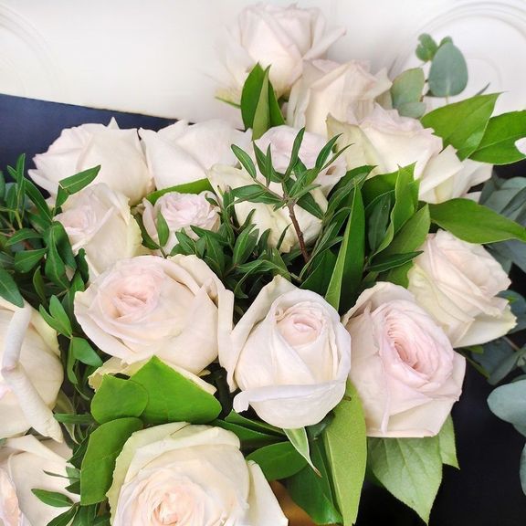 Букет 19 пионовидных роз с эвкалиптом и зеленью