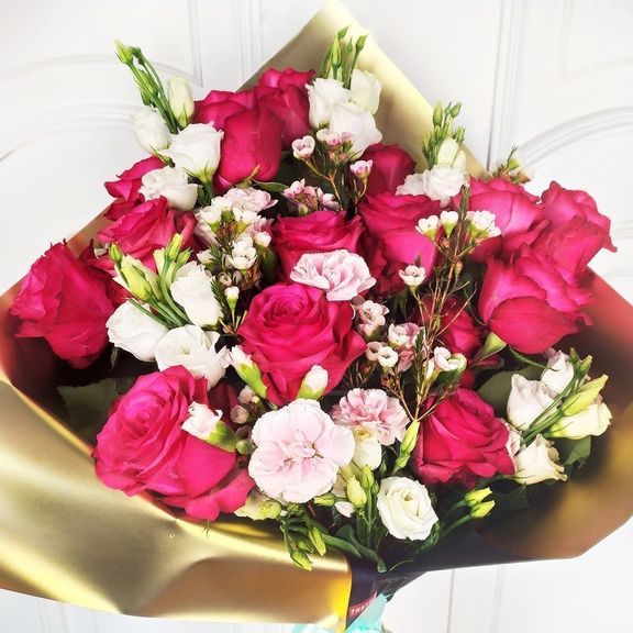 Букет 15 розовых роз (Premium) с лизиантусом и гвоздикой