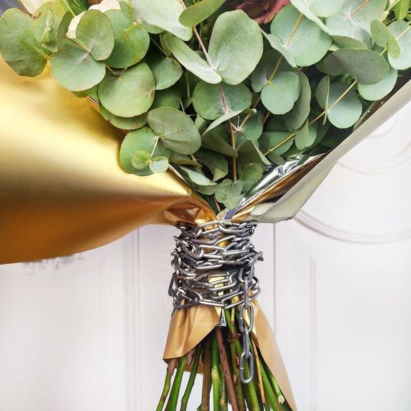 БДСМ Букет 9 кустовых пионовидных роз с лизиантусом и цепями