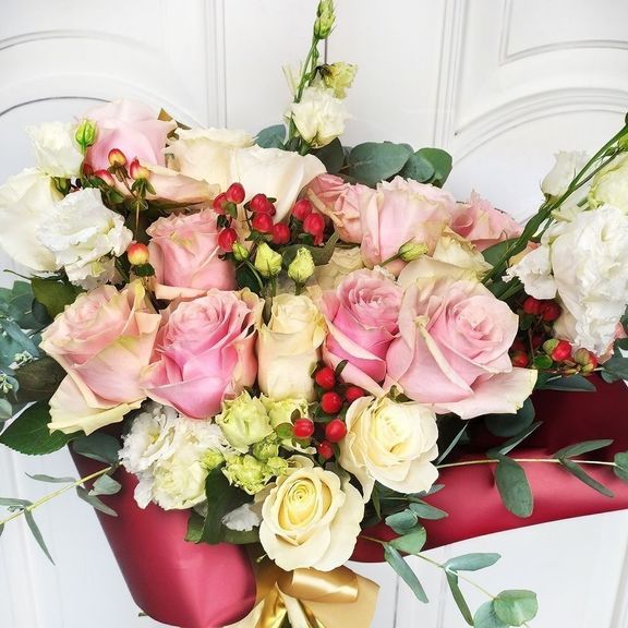 Букет 17 розовых роз (Premium) с лизиантусом и зеленью
