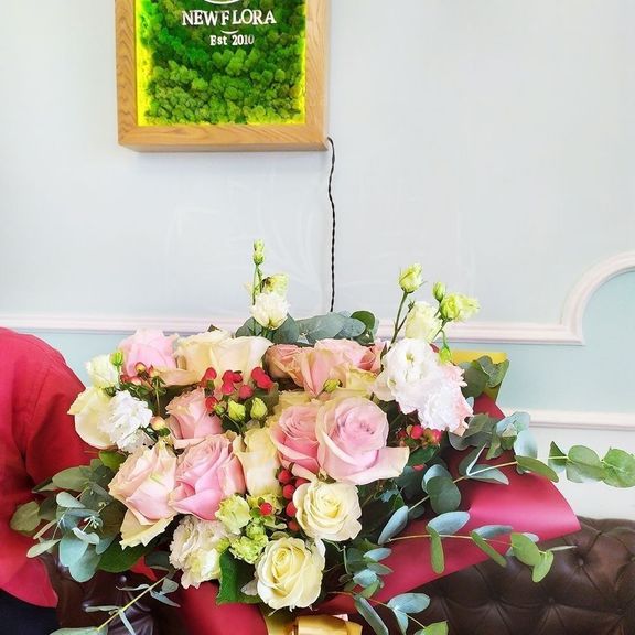 Букет 17 розовых роз (Premium) с лизиантусом и зеленью