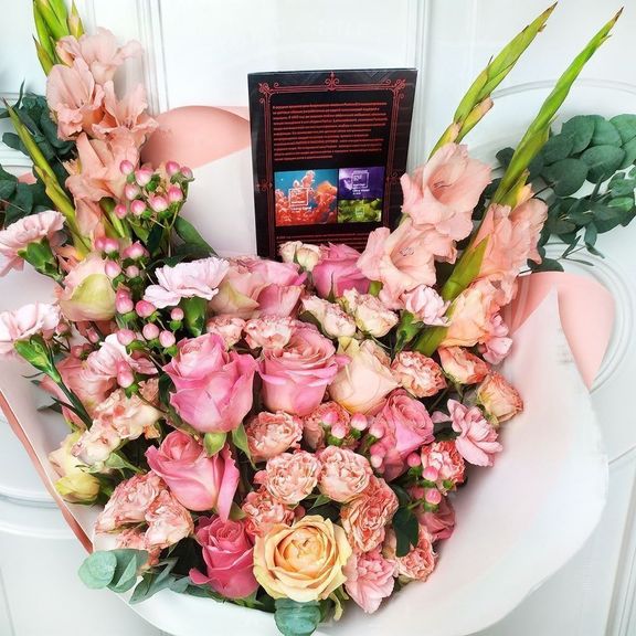 Букет коралловых роз с гладиолусами, гвоздиками и зеленью (цвет года 2019 по версии Pantone)