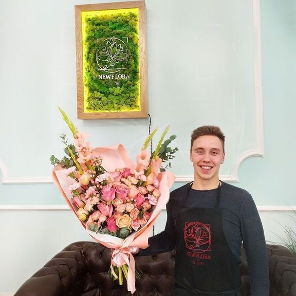 Букет коралловых роз с гладиолусами, гвоздиками и зеленью (цвет года 2019 по версии Pantone)