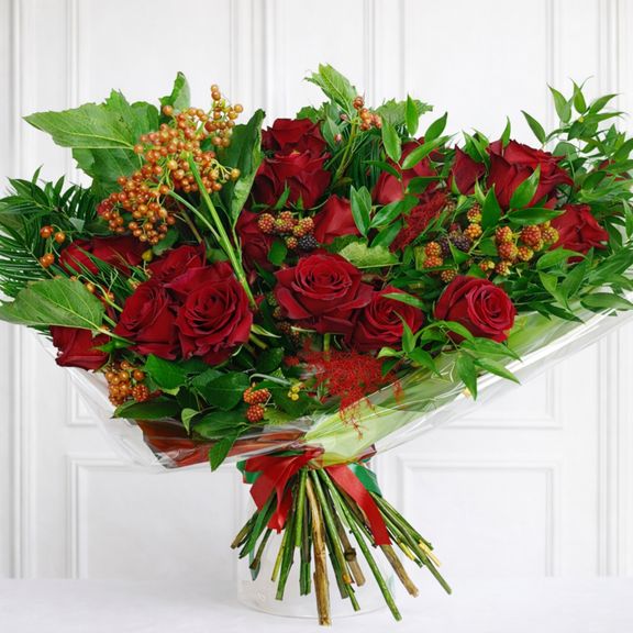 Букет 21 красная роза с калиной, малиной и зеленью