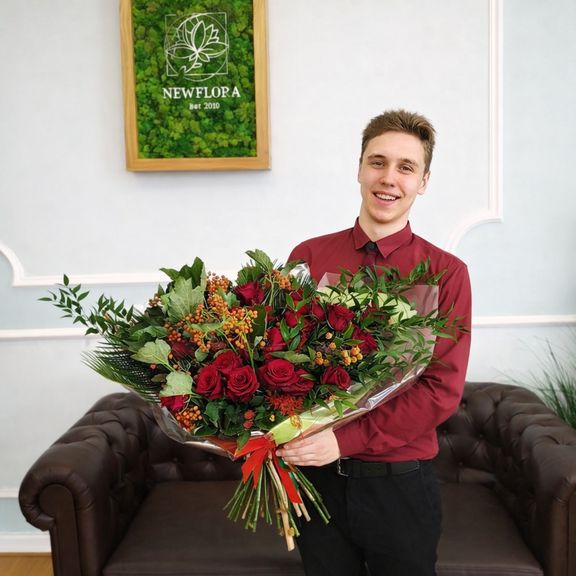 Букет 21 красная роза с калиной, малиной и зеленью