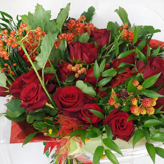 Букет 21 красная роза с калиной, малиной и зеленью
