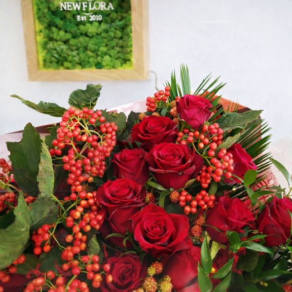 Букет 21 красная роза с калиной, малиной и зеленью