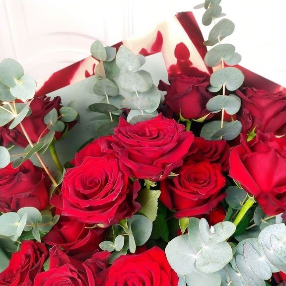Букет 23 бордовые розы с эвкалиптом (заказчик ПСС)