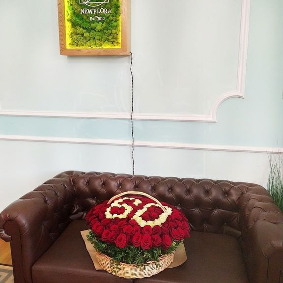 Корзина цветов с розами на юбилей 60 лет