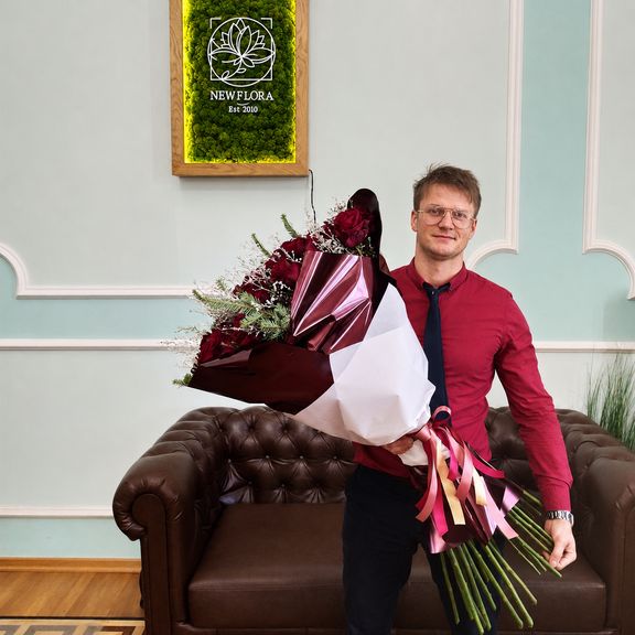 Зимний букет 35 красных роз 100 см (Эквадор) со снежной зеленью и лапником пихты