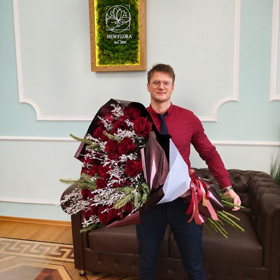 Зимний букет 35 красных роз 100 см (Эквадор) со снежной зеленью и лапником пихты
