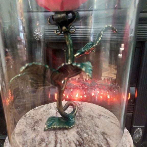 Кованая роза в колбе на мраморной подставке