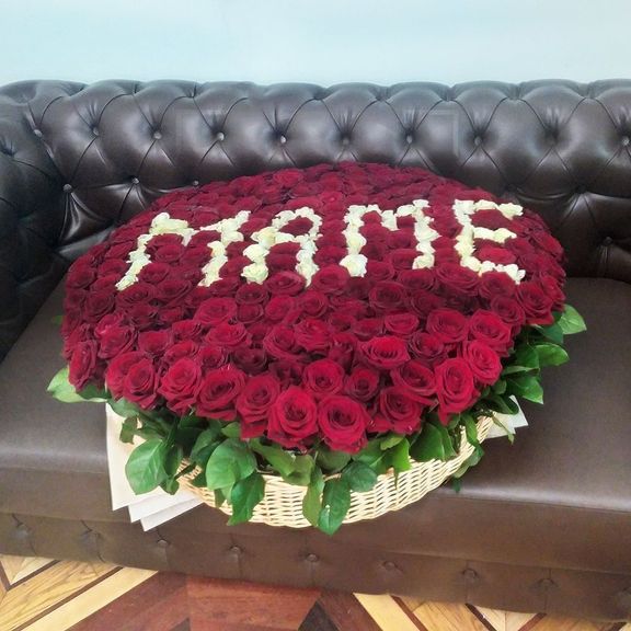 Большая корзина цветов с надписью «МАМЕ»