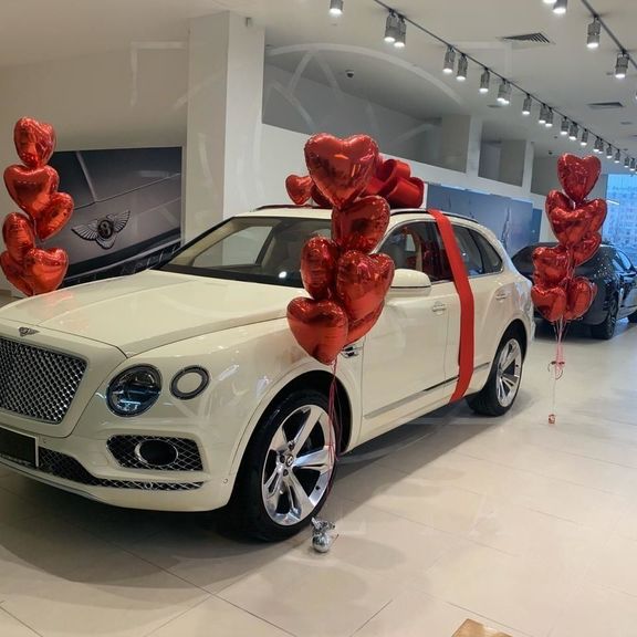 Оформление воздушными шарами и лепестками роз на выдачу автомобиля (заказчик Bentley)