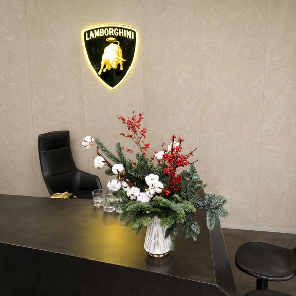 Новогоднее украшение интерьера (для Lamborghini St. Petersburg)