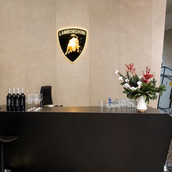 Новогоднее украшение интерьера (для Lamborghini St. Petersburg)