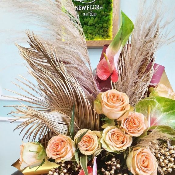 Букет 9 пионовидных роз с тропическим эвкалиптом, ветками пальмы и антуриумом