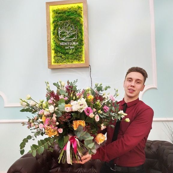 Букет пионовидных роз с лизиантусом, эвкалиптом и кустовыми розами