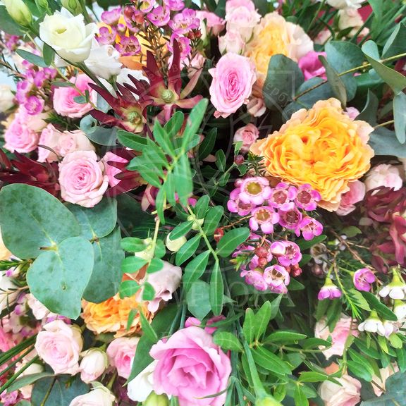 Букет пионовидных роз с лизиантусом, эвкалиптом и кустовыми розами