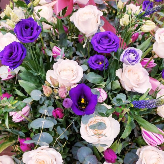 Корзина 45 роз с вероникой, тюльпанами и лизиантусами