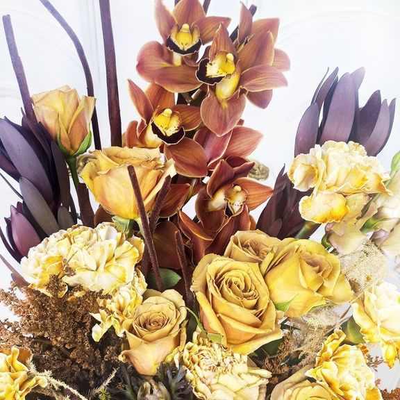 Кофейный букет с анемонами, розами, орхидеями и гвоздикой