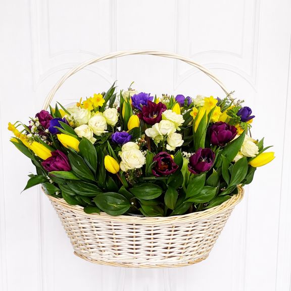 Корзина цветов с нарциссами, анемонами и тюльпанами