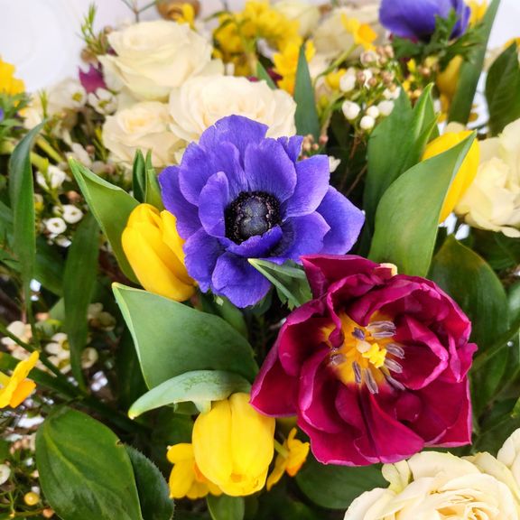 Корзина цветов с нарциссами, анемонами и тюльпанами