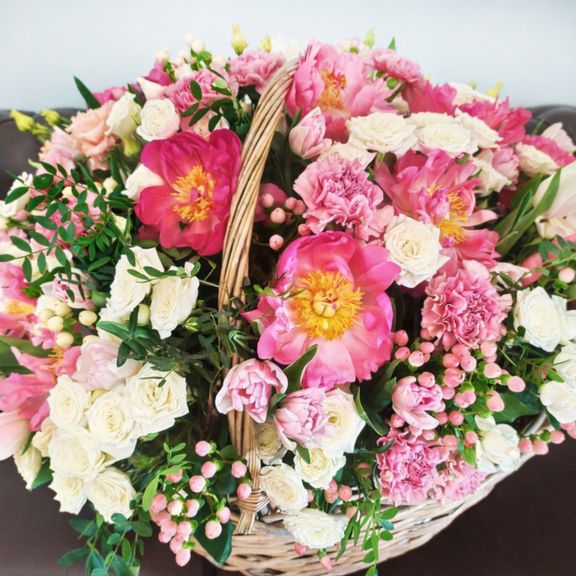 Корзина цветов с коралловыми пионами и кустовыми розами