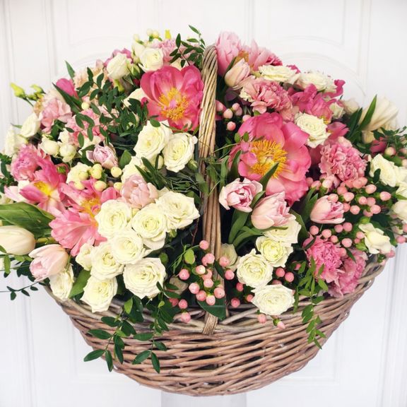 Корзина цветов с коралловыми пионами и кустовыми розами