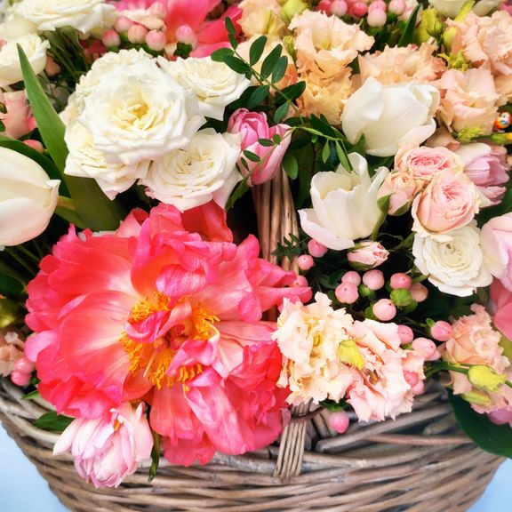 Корзина цветов с коралловыми пионами и кустовыми розами