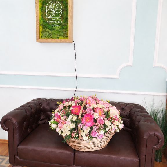 Корзина цветов с коралловыми пионами и кустовыми розами