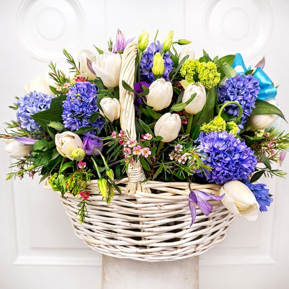 Корзина цветов с тюльпанами, гиацинтами, клематис и вибурнум