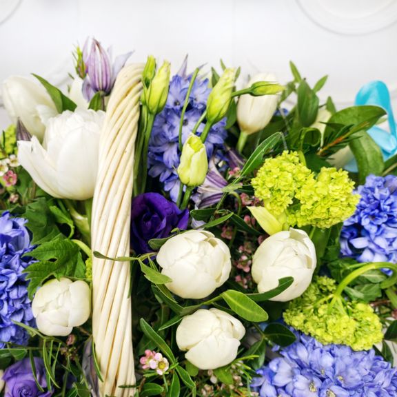 Корзина цветов с тюльпанами, гиацинтами, клематис и вибурнум